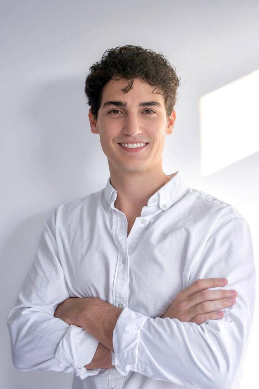 Dr. Augusto Galvão com braços cruzados como dermatologista e tricologista em Curitiba