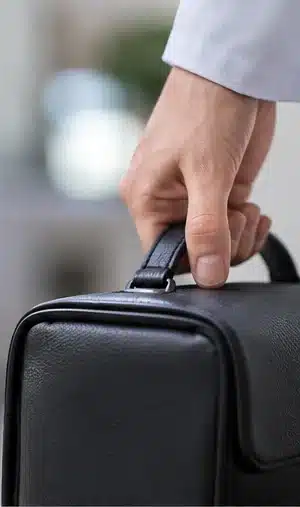 Maleta de equipamentos dermatológicos transportada para atendimento domiciliar; cena sintética ilustrativa.