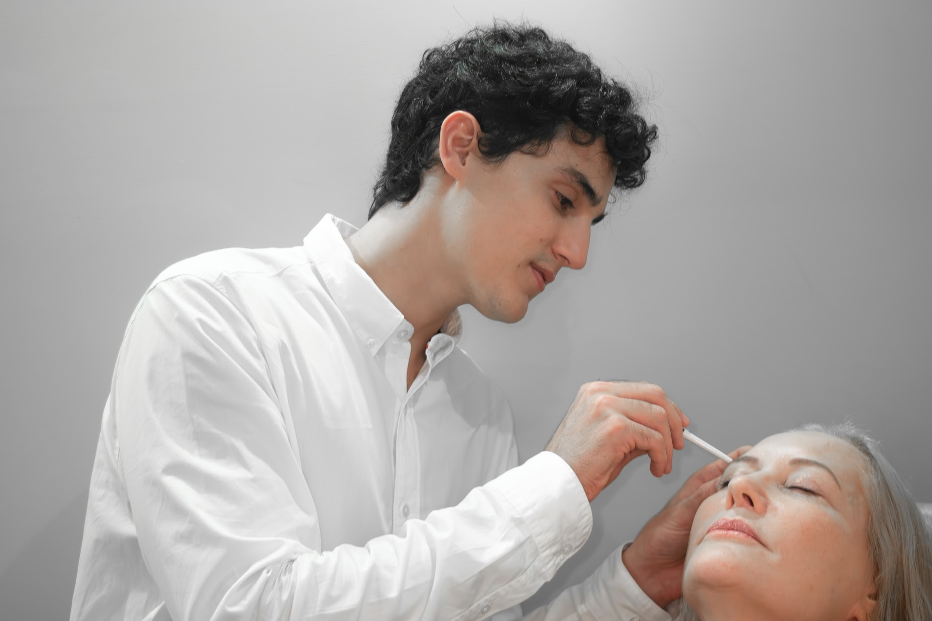 Dermatologista realiza aplicação de toxina botulínica no rosto de uma paciente.