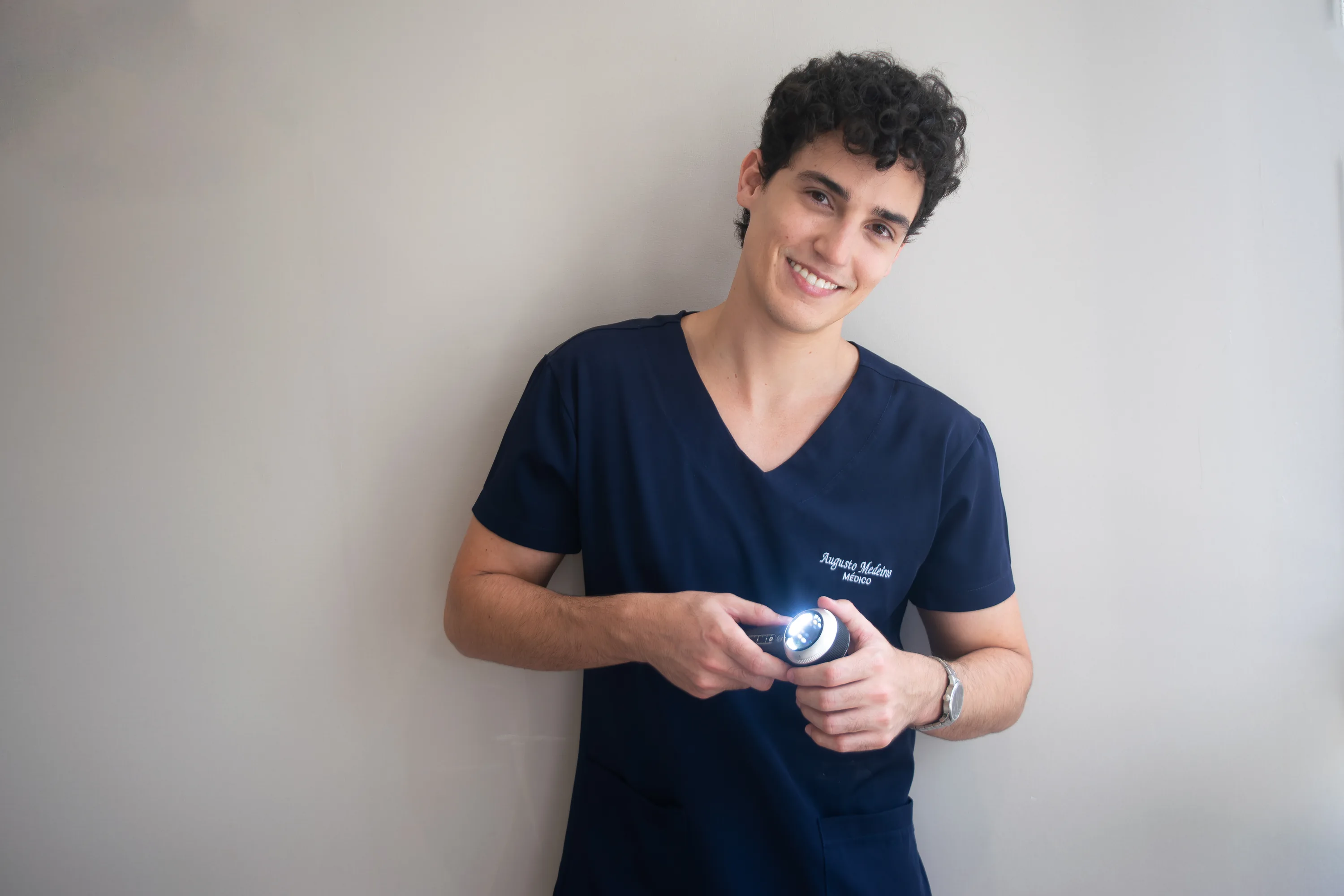 Dr. Augusto Galvão usando uniforme médico azul